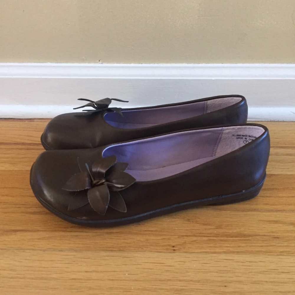 l.e.i. sz 7 women's brown flats with flower